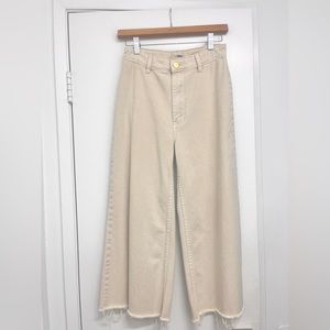 Amuse society cropped kick flare denim, raw hem. Cute & trendy, barely worn.